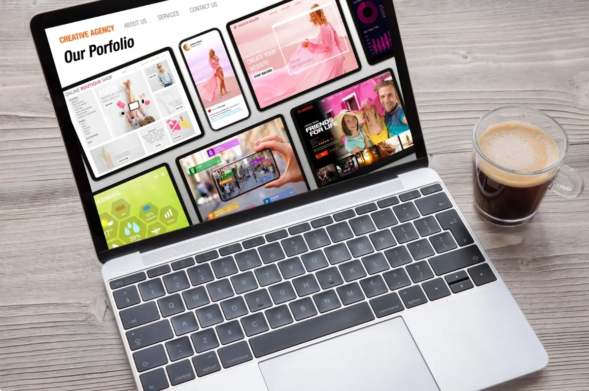 Portfolio digital – Créations Web BY « Ordinateur portable affichant plusieurs maquettes de sites web et projets digitaux réalisés par BY Créativité & Stratégie Webmarketing. »
