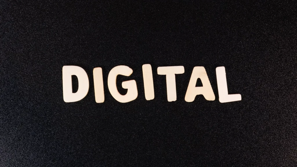 Mot “Digital” en lettres blanches sur fond noir texturé.