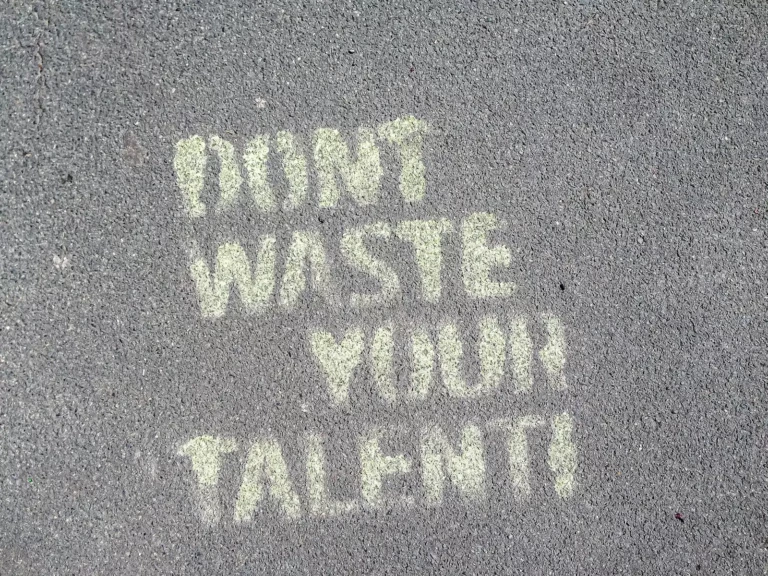 Message “Don’t waste your talent” écrit à la craie sur le sol.