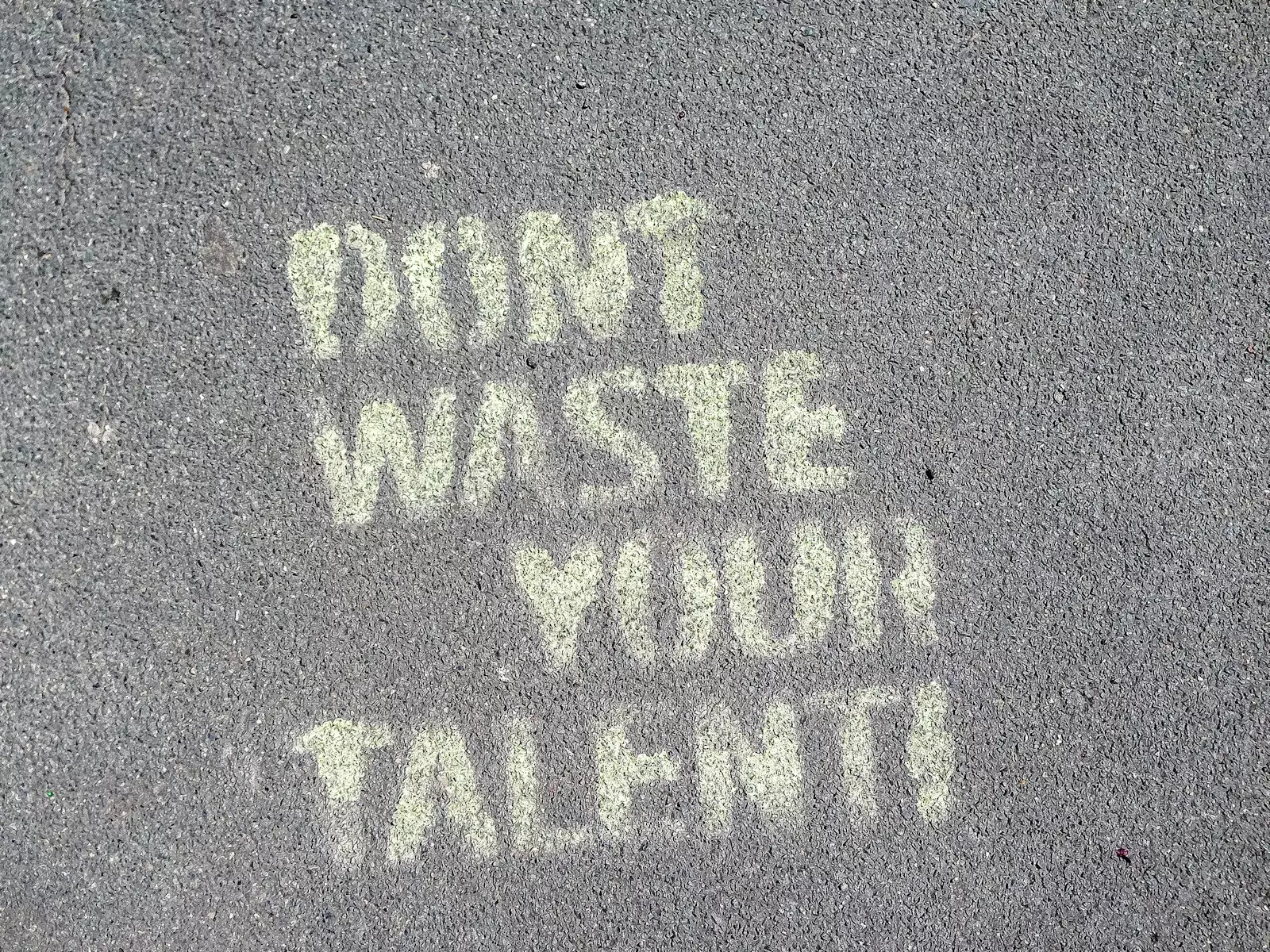 Message “Don’t waste your talent” écrit à la craie sur le sol.